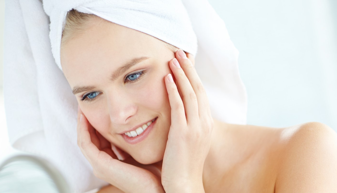 Τι κάνουν οι αισθητικοί στο σπίτι για να κρατήσουν υγιές & λαμπερό το δέρμα τους;