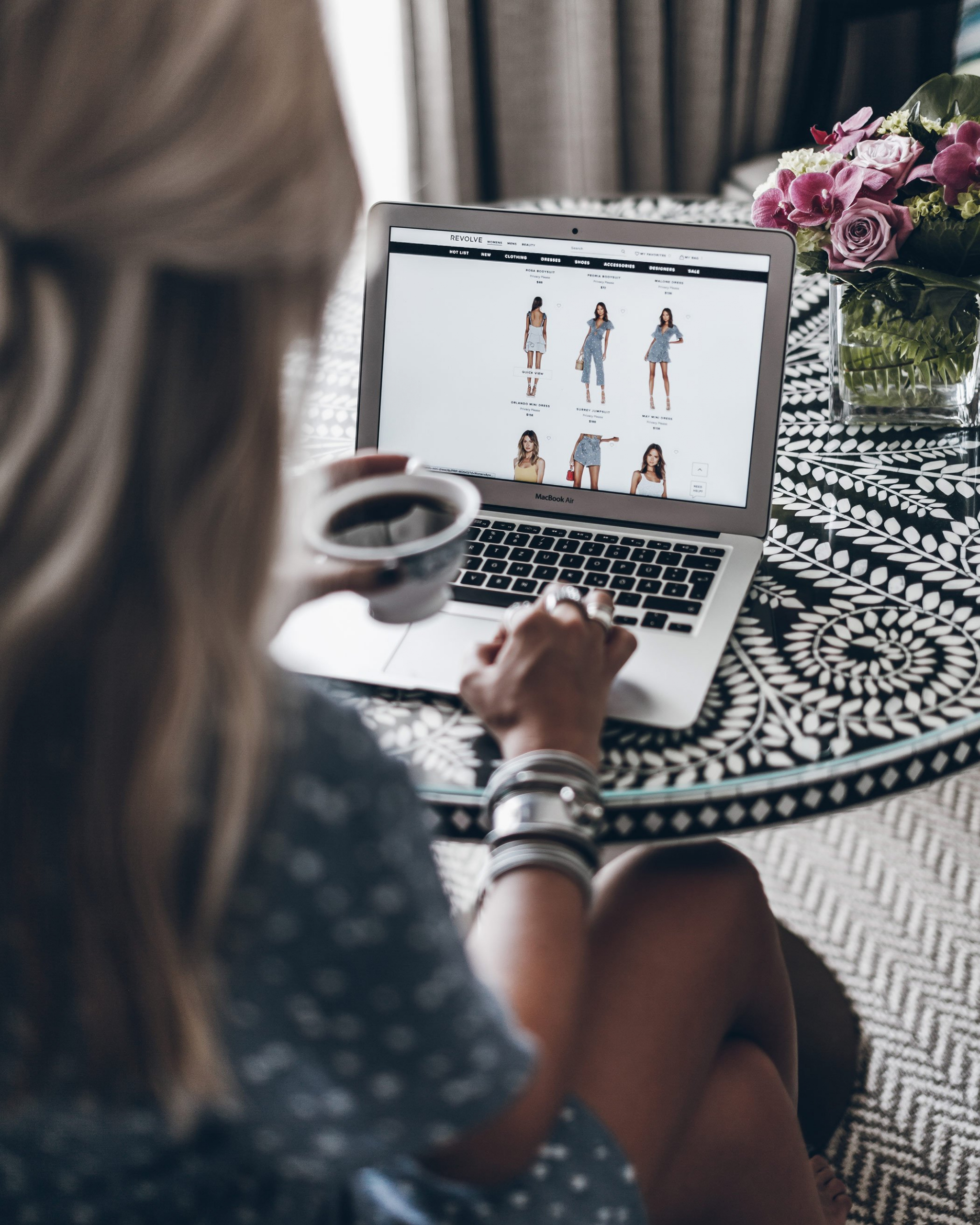 Τα εμπορικά καταστήματα κλείνουν, ευτυχώς έχουμε ακόμα το on-line shopping!