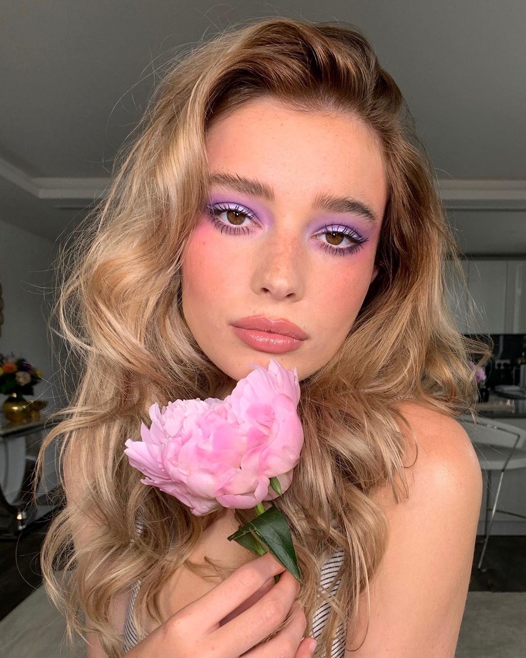6 beauty looks με μοβ σκια που θα δοκιμάσουμε τώρα για τέλειες selfie