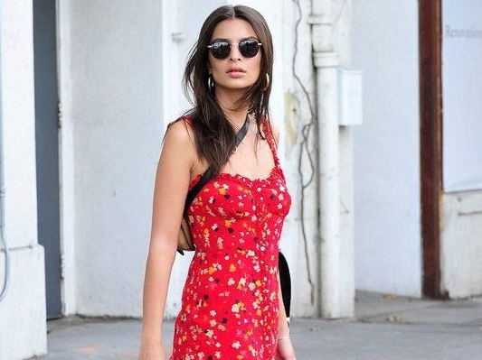 H Emily Ratajkowski σου δίνει 6 λογους να φορέσεις κόκκινο!