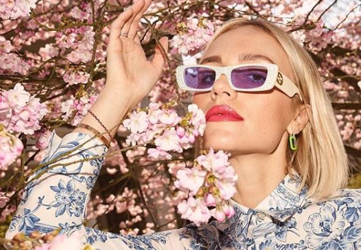 Εμείς έτσι απολαμβάνουμε την άνοιξη φέτος! Φοράμε floral και το «ζούμε» στον κήπο (ή το μπαλκόνι) μας