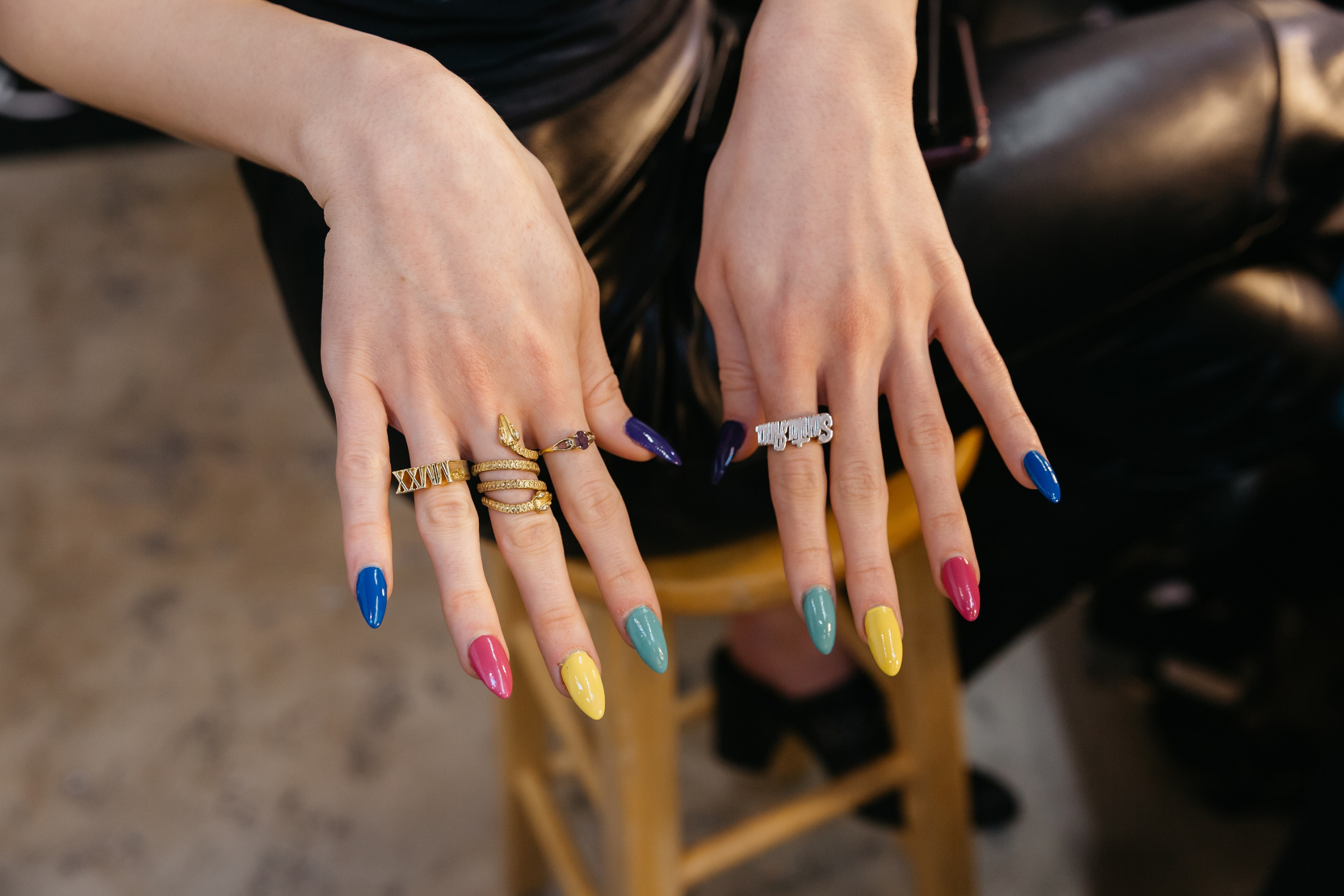 Εσύ θα τολμήσεις το πολύχρωμο μανικιούρ; Δες πώς θα το κάνεις μόνη σου