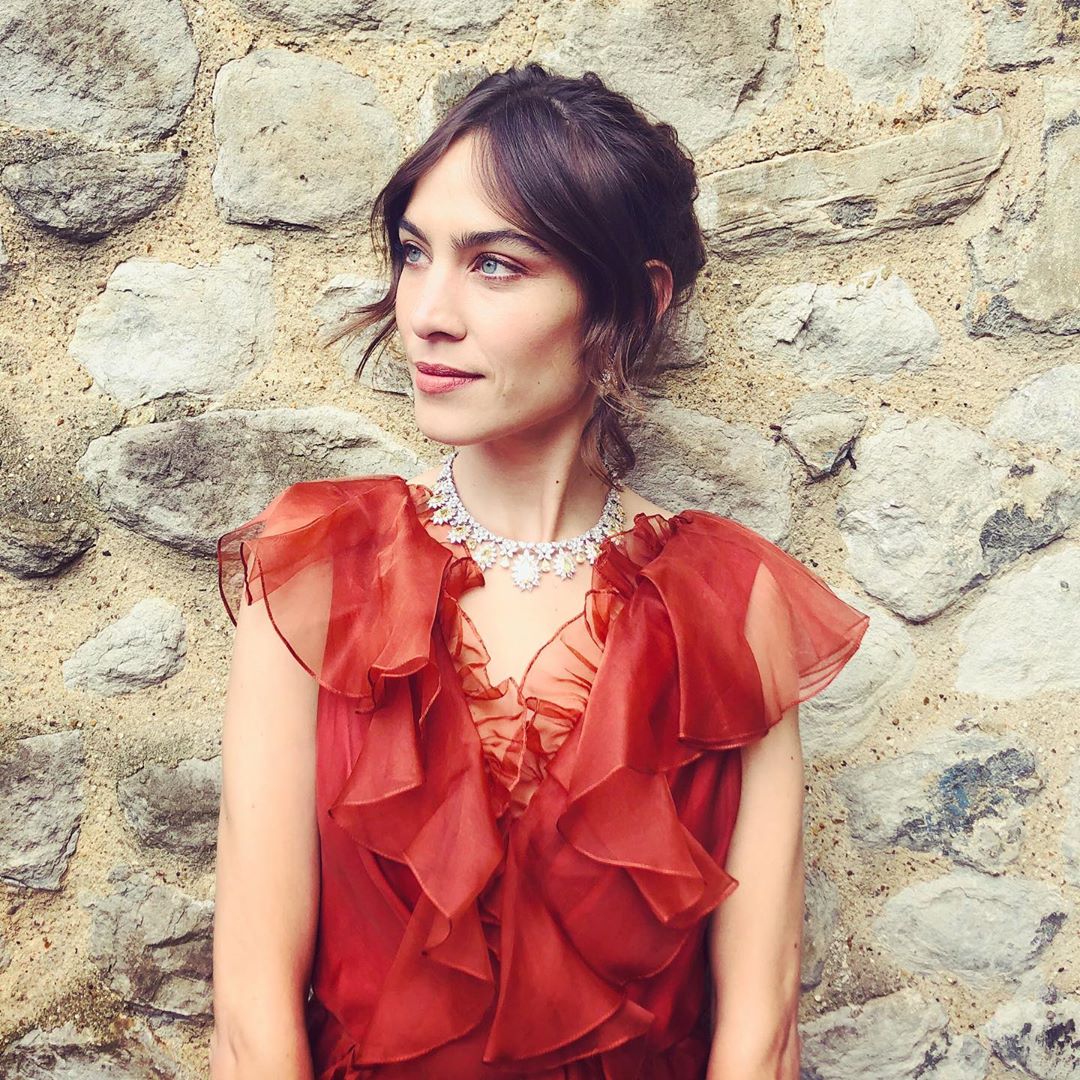 Alexa Chung: Τι φορά το αγαπημένο μας it-girl όσο μένει σπίτι;