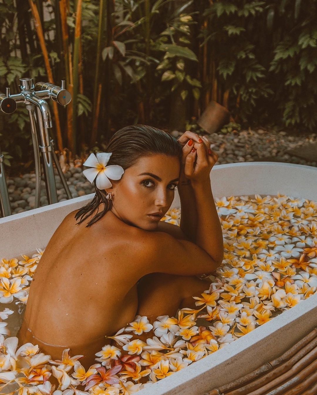 Μιας και το φυσικό μαύρισμα μοιάζει με χαμένη υπόθεση προς το παρόν, αυτά τα self tan προϊόντα έρχονται να σε σώσουν!