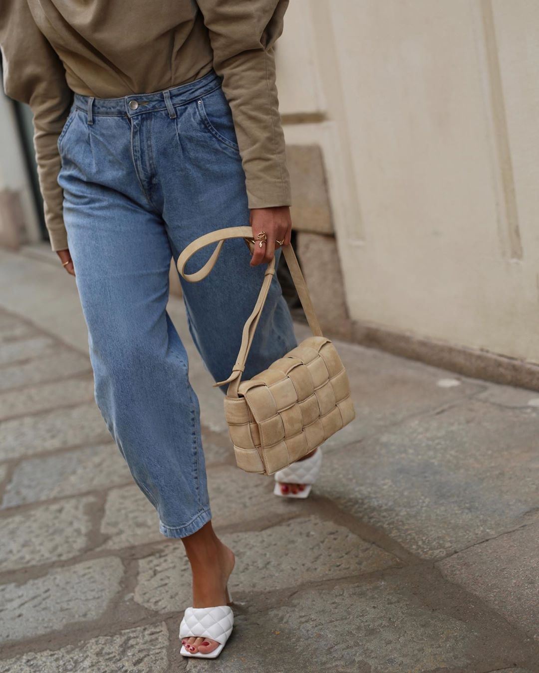 Slouchy Jeans: Αυτό είναι το μόνο στυλ που χρειάζεσαι φέτος (+10 τοπ προτάσεις)