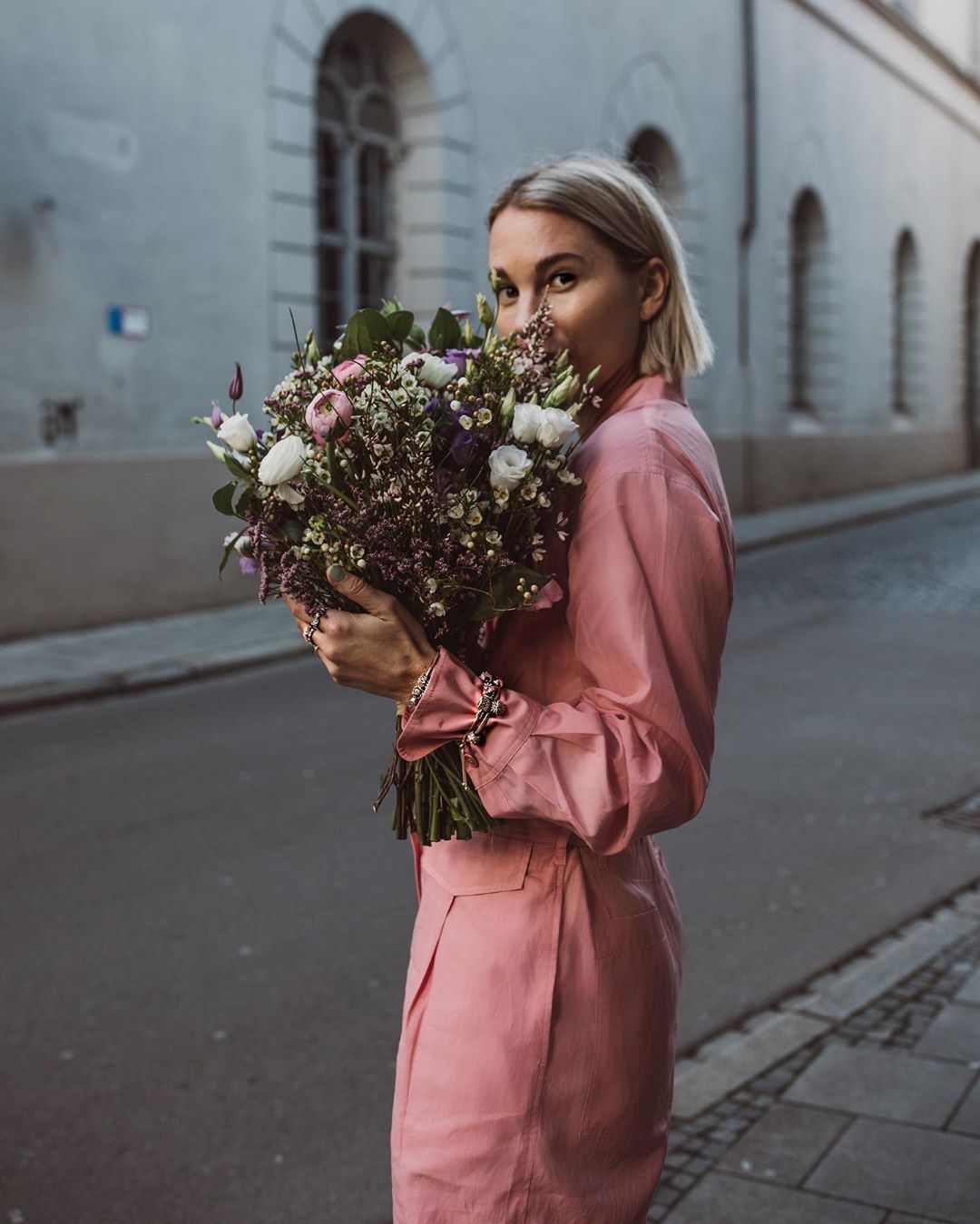10 ανοιξιάτικα outfits που θέλουμε να δοκιμάσουμε τώρα (ακόμα και αν αυτό σημαίνει ότι θα πάμε με αυτά στη καλύτερη μέχρι το μπάνιο)