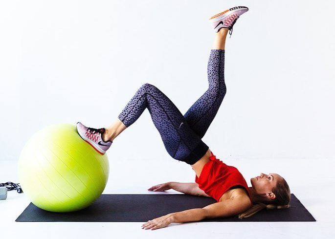 Έχεις μπάλα pilates στο σπίτι; Ετοιμάσου για τα 3 πιο δυναμικά workout του YouTube
