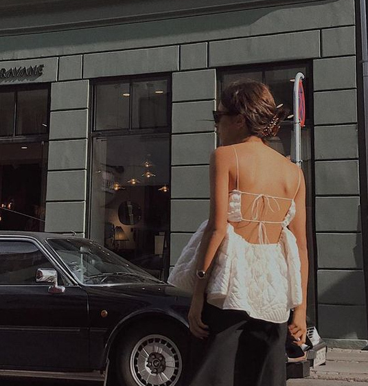 Τα τοπ που δένουν στην πλάτη είναι η νέα μας εμμονή!