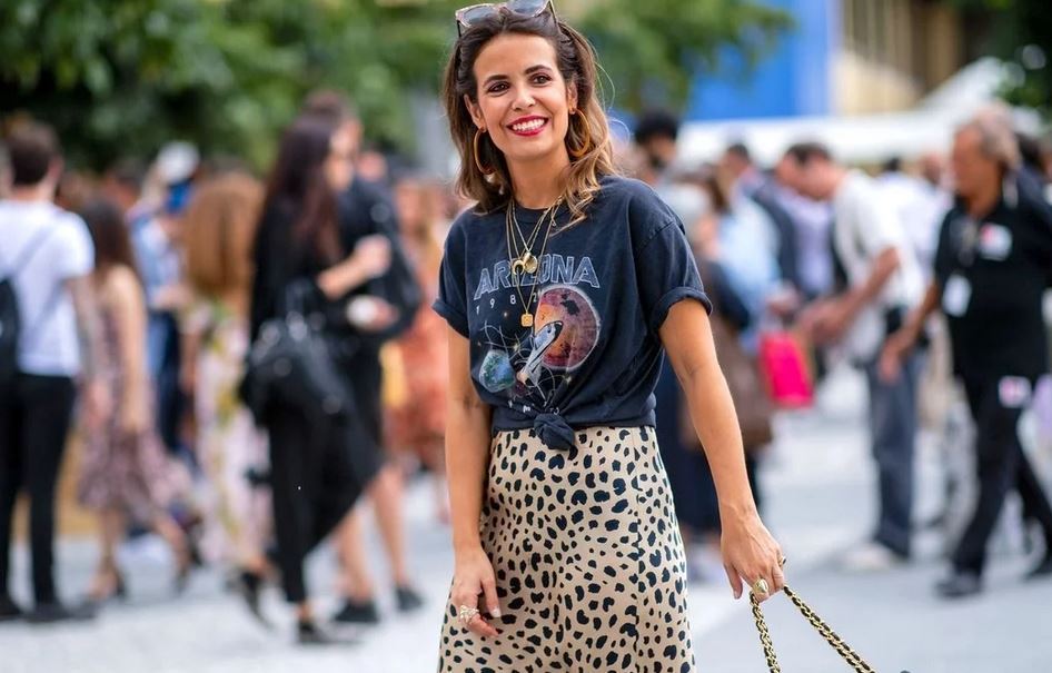 Στα Zara βρήκαμε τις ωραιότερες μίντι φούστες για να ακολουθήσεις την τάση