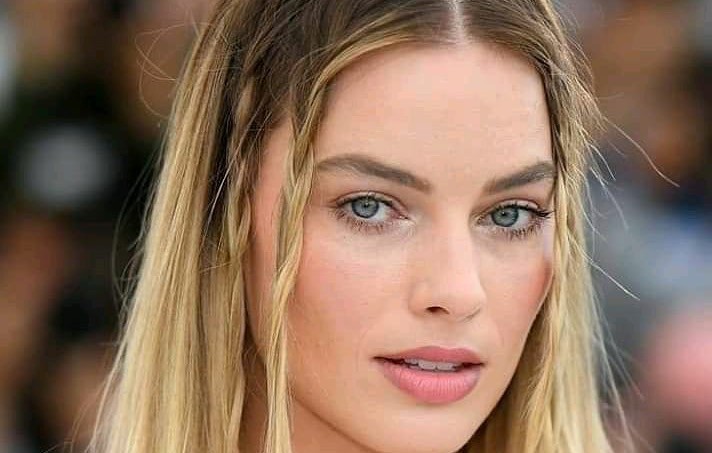 Mini Braids: Η vintage τάση στα μαλλιά που επιστρέφει από τα '60s