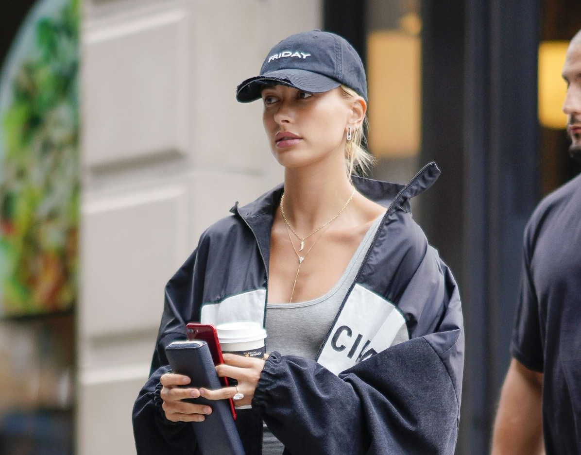 Hailey Baldwin: Γιατί αγαπά τόσο τα καπέλα;