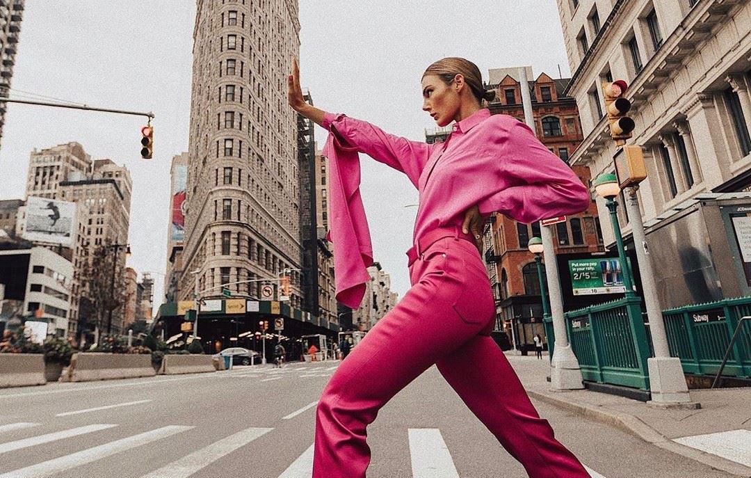 15 monochrome looks που θα δώσουν άλλο αέρα στην ημέρα σου
