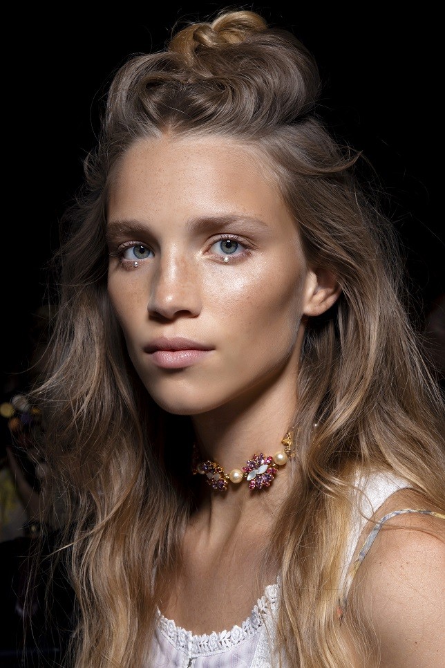 Η επιδερμίδα σου έχει τάση ακμής; Αυτή η σπιτική μάσκα προσώπου είναι κατάλληλη για σένα