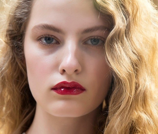 Skincare routine: 10' αρκούν για πιο ανανεωμένη και σφριγηλή όψη