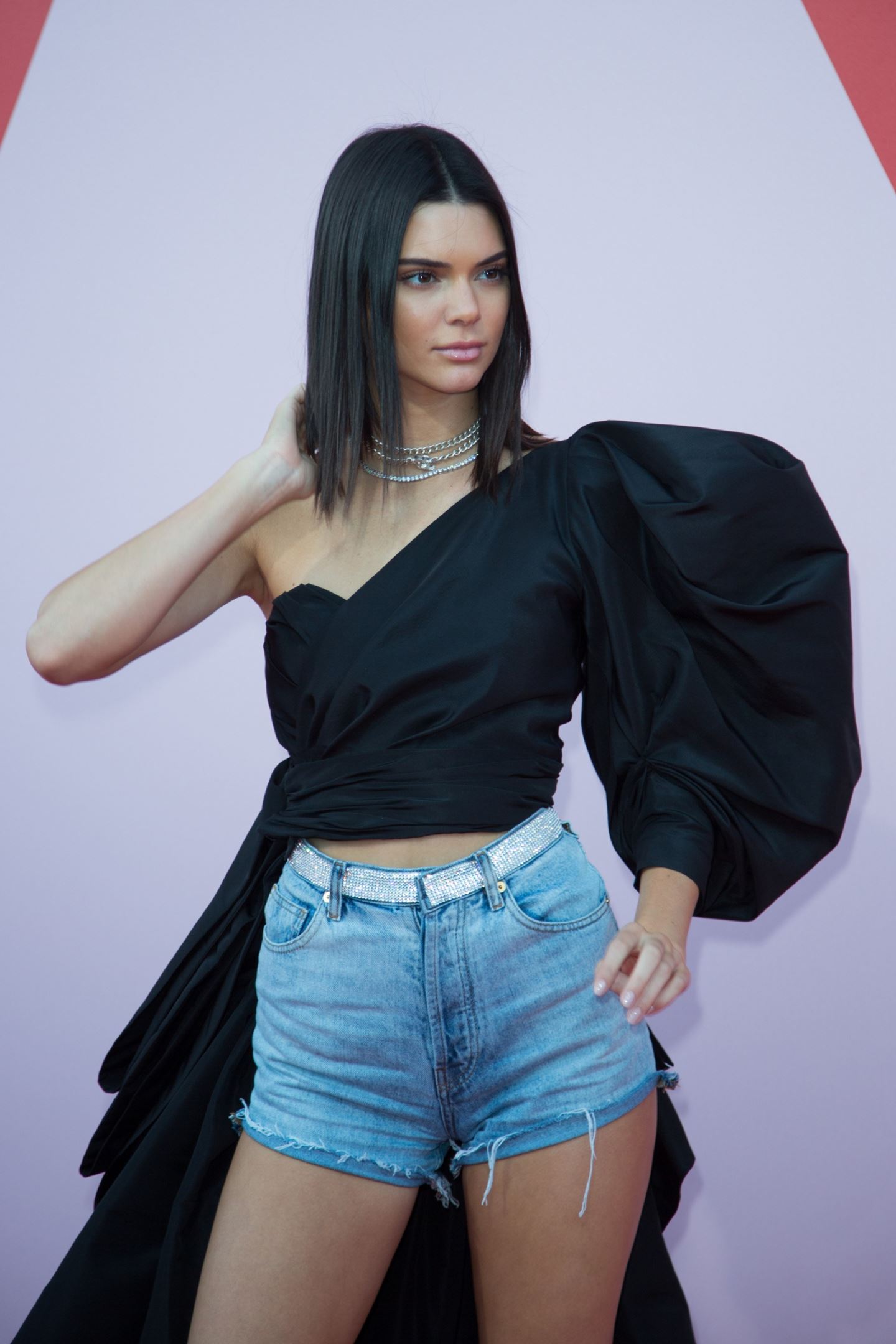 Get the look: Η Kendall Jenner φόρεσε το τέλειο τοπ με έναν ώμο και εμείς σου βρήκαμε 6 σχέδια με έκπτωση
