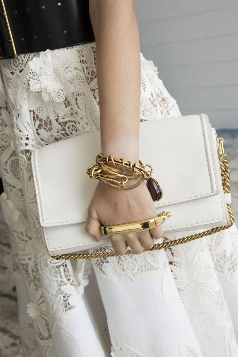 Story Shoulder: Η νέα τσάντα του οίκου Alexander McQueen είναι ήδη It