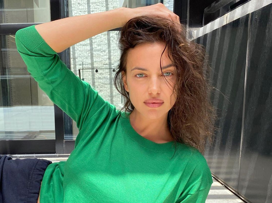 Βρήκαμε το νέο αγαπημένο τοπ της Irina Shayk (θα το φοράς για χρόνια)