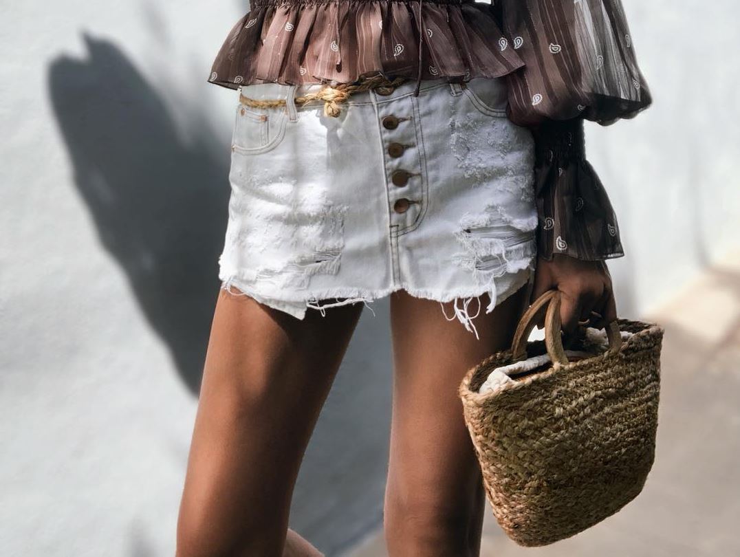 10 look με ψάθινες τσάντες για να εμπνευστείς για όλο το καλοκαίρι (+τα πιο τέλεια σχέδια)