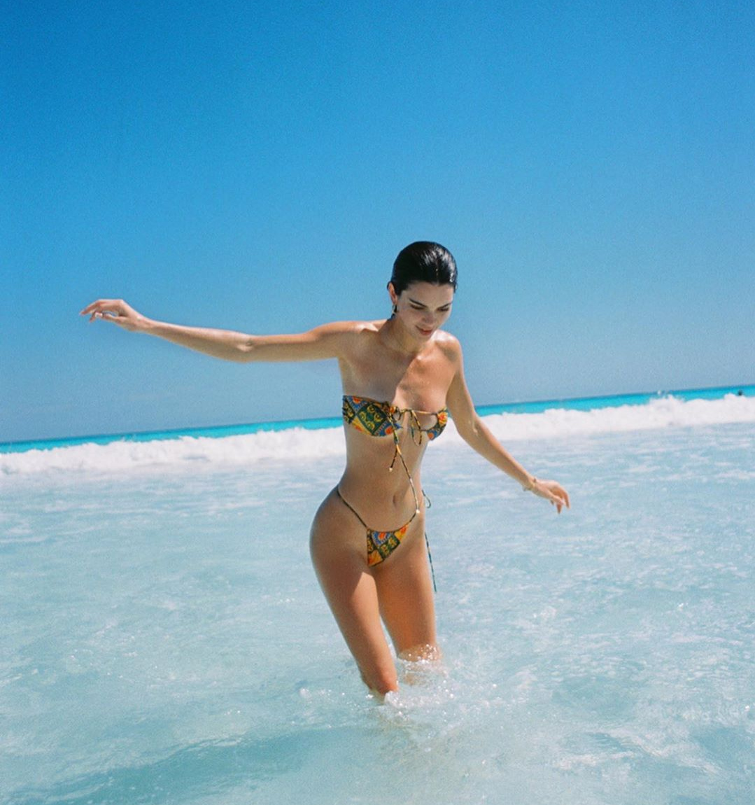 Star Style: Τι στυλ μαγιό φορούν τώρα οι αγαπημένες μας celebrities;