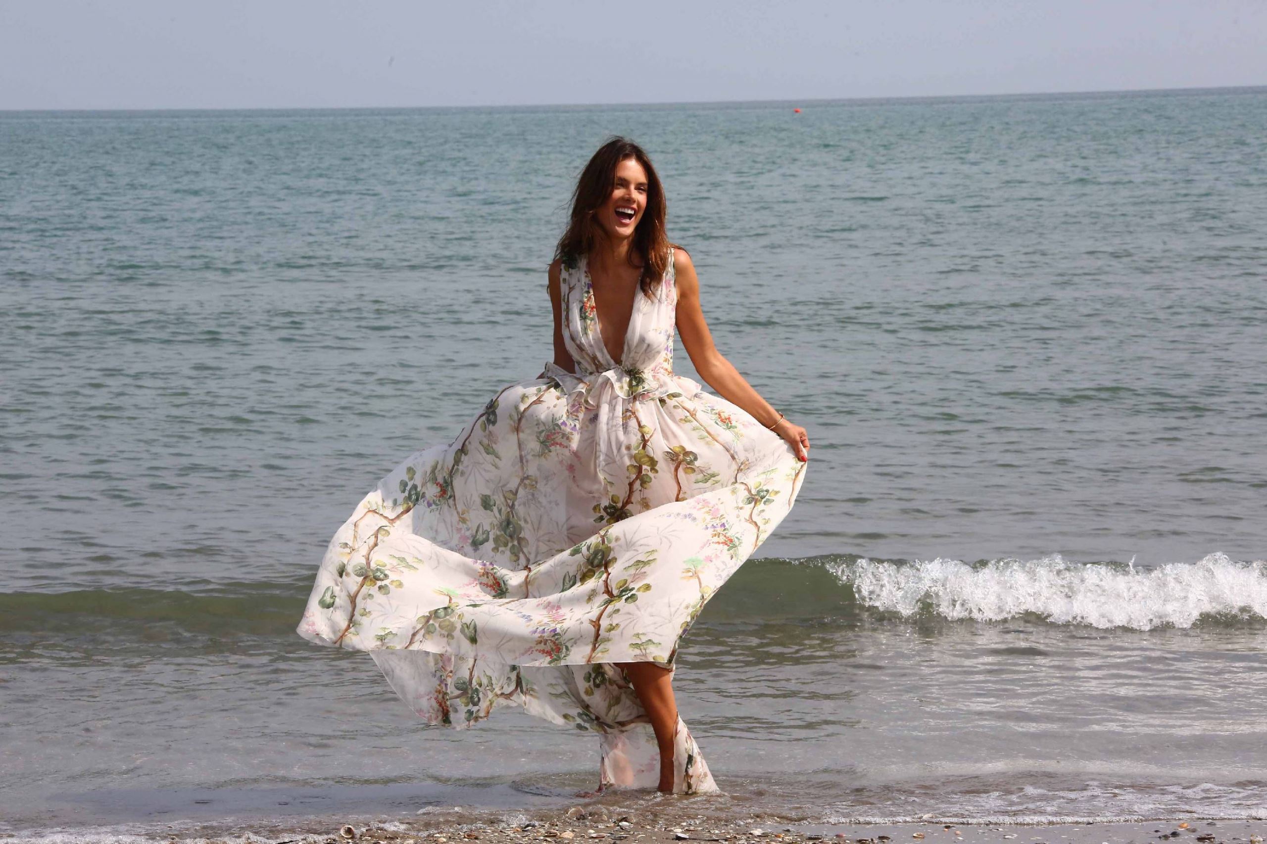 Πάρε ιδέες από τα beachwear look της Alessandra Ambrosio για να είσαι η σταρ της παραλίας