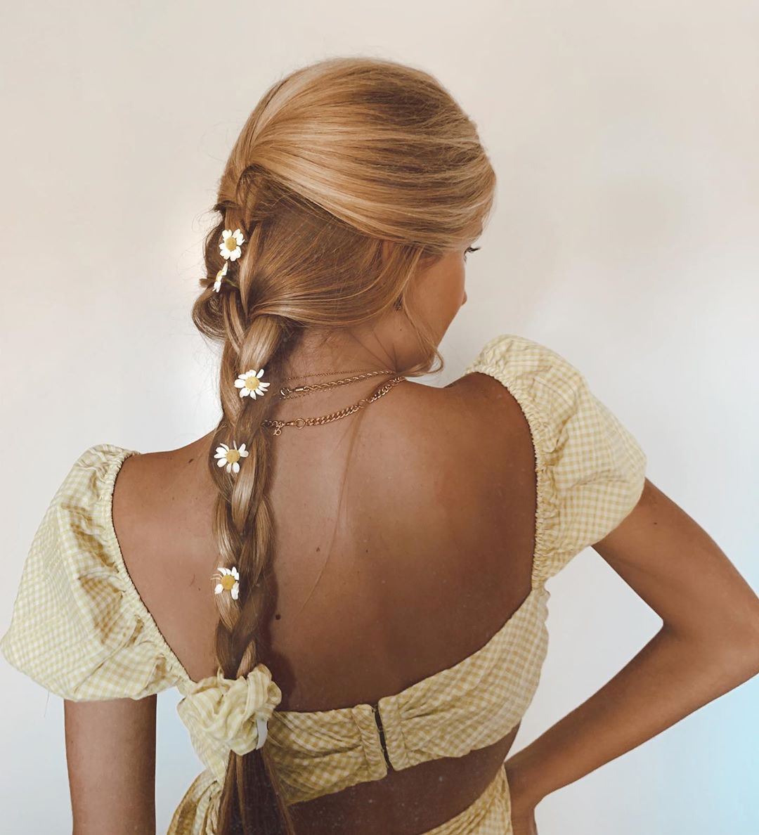 5 ανάλαφρα hair looks για τις βόλτες του weekend