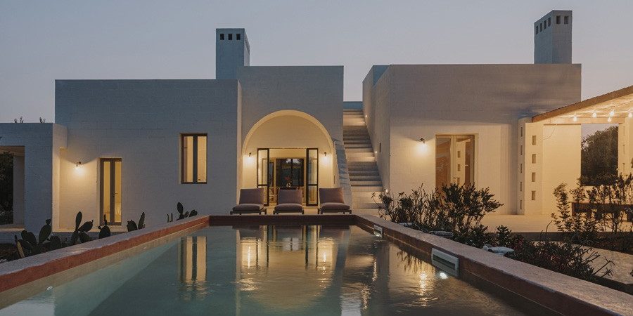 Καλοκαίρι στα λευκά: 23 στιγμές από μια ονειρεμένη βίλα στην Ιταλία