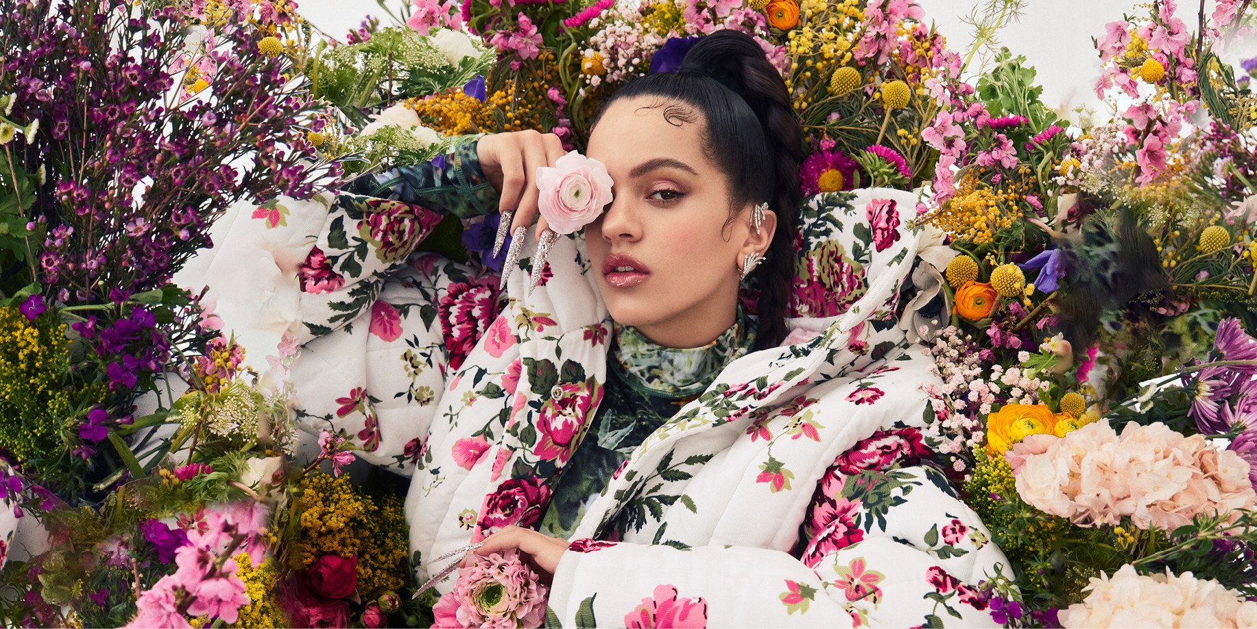 Η αποκλειστική συνέντευξη της σούπερ σταρ Rosalia στο ELLE