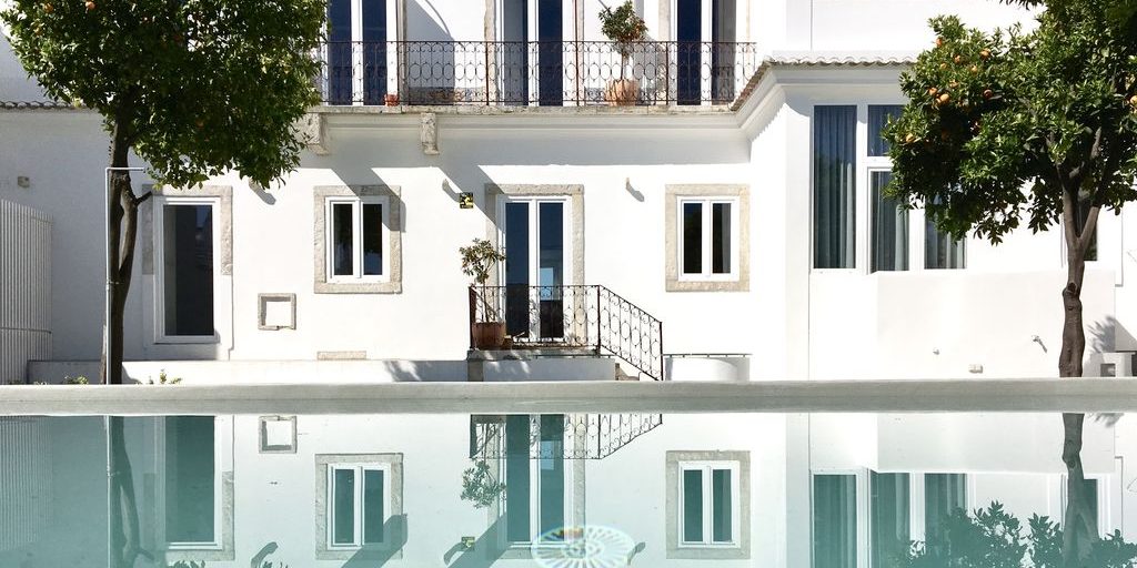 Slow Living: 38 φωτογραφίες από ένα κατάλευκο οίκημα στη Λισαβόνα