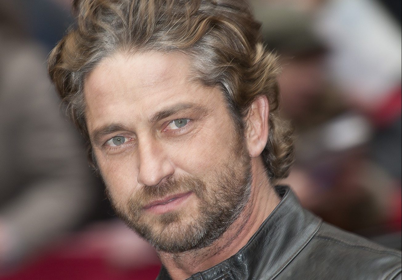 Gerard Butler: Απολαμβάνει τις διακοπές του αγκαλιά με την Ελληνίδα (καλλονή!) σύντροφό του