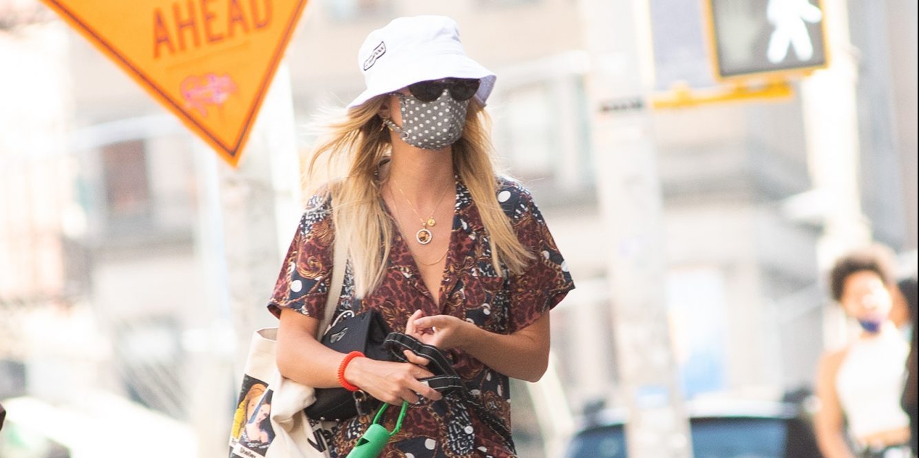 Emily Ratajkowski: Είναι σέξυ ακόμα και με μάσκα