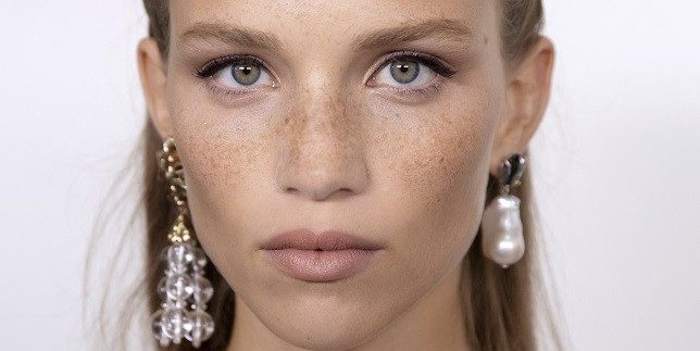 Τα φυσικά καλλυντικά που πρέπει να έχεις στο νεσεσέρ σου αν θέλεις όμορφο δέρμα (και το καλοκαίρι)