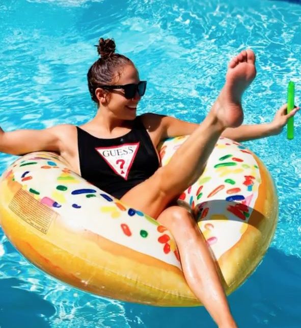 H JLo ξεκίνησε τις βουτιές... στο σπίτι της