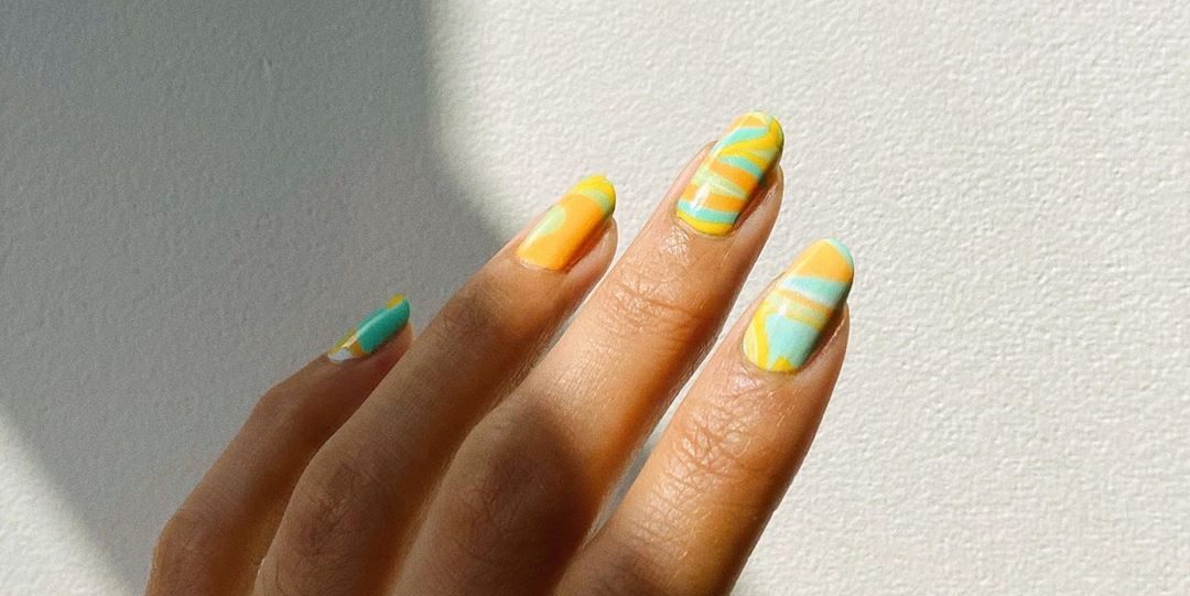 Ξεκινάμε τη νέα εβδομάδα με pop χρώματα στα νύχια και διάθεση στα ύψη