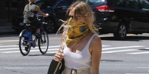 H Sienna Miller φόρεσε το πιο οικονομικό Mango παντελόνι από €19,99