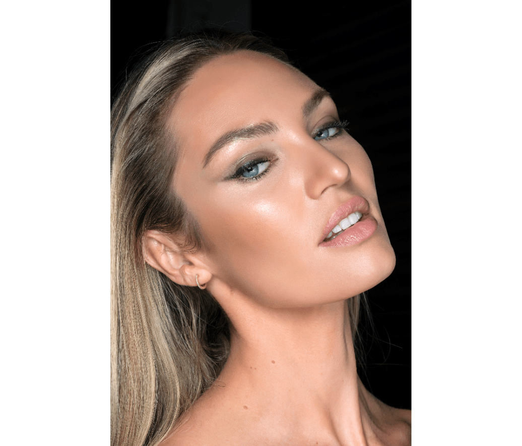 Βάση με φυσική λάμψη: Το make-up trick που θα σε σώσει στις διακοπές