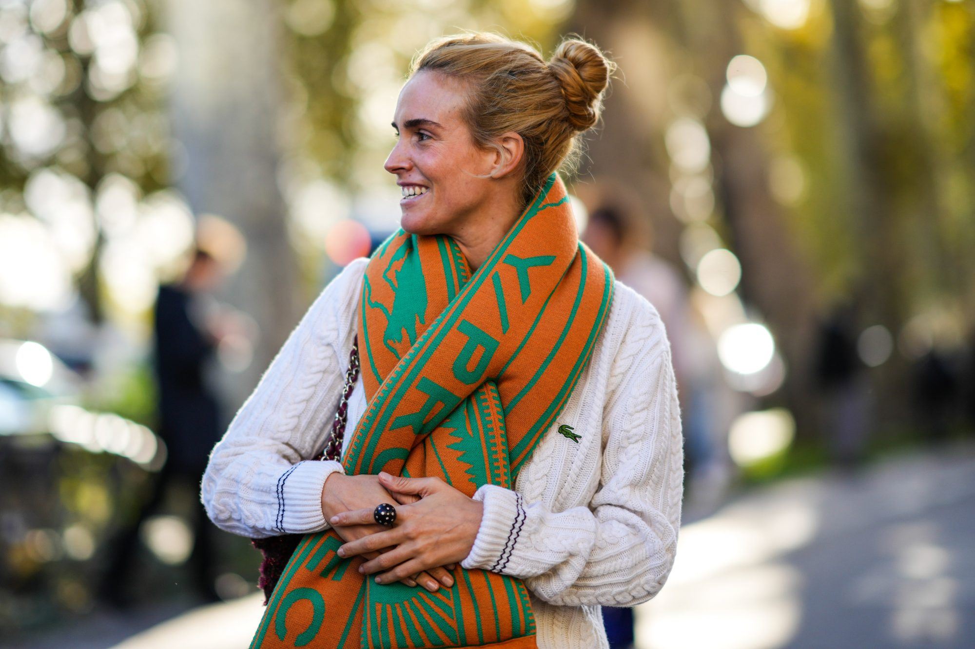 Πορτοκαλί: 11 ακαταμάχητα street style looks και 12 stylish items αρκούν για να σε πείσουν να βουτήξεις την ντουλάπα σου στους υποτόνους του
