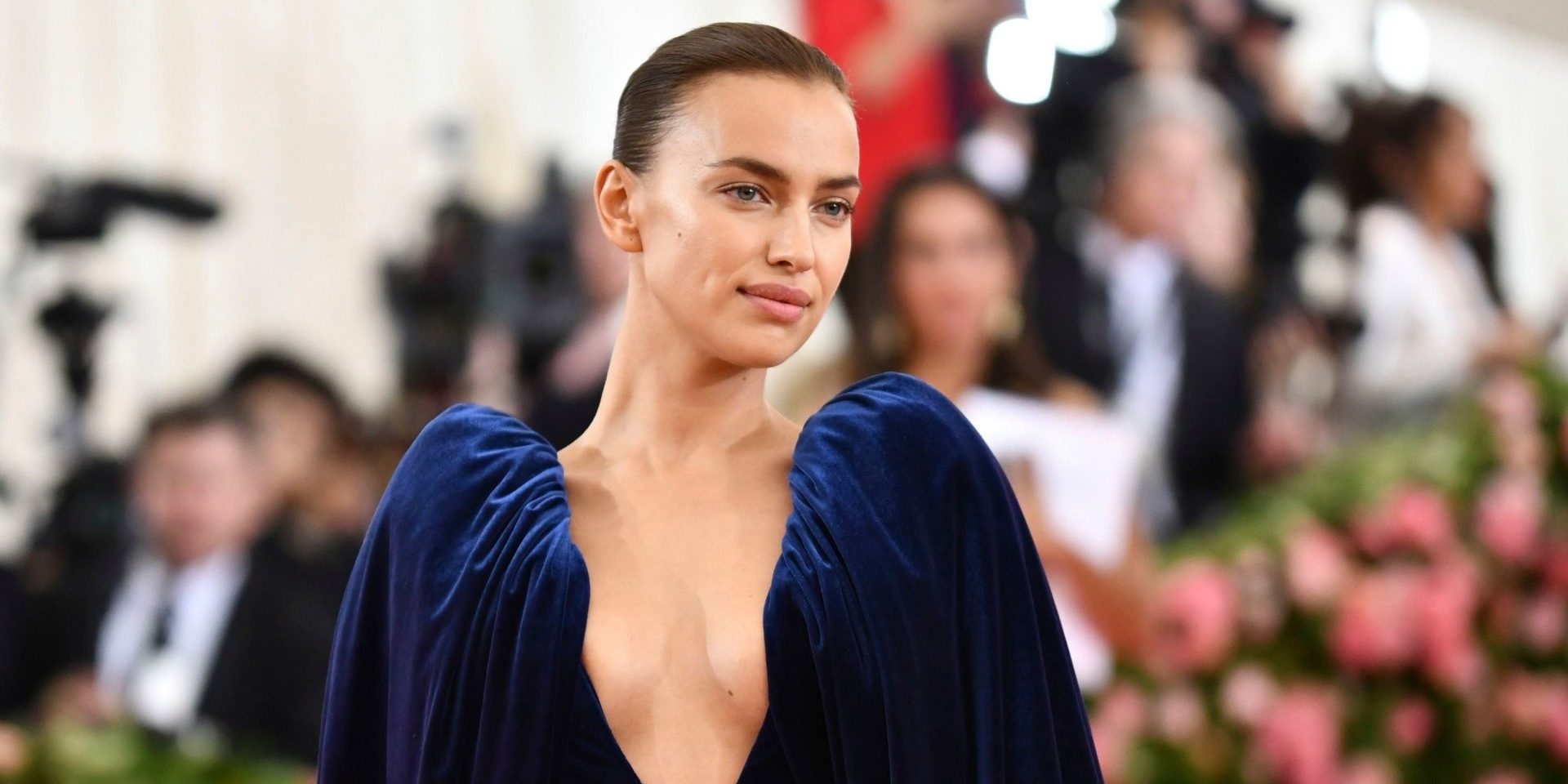 Irina Shayk: Πιο sexy από ποτέ μπροστά στο κρεβάτι της