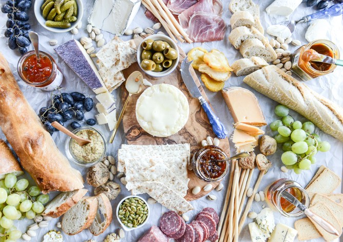 Πώς θα φτιάξεις το τέλειο πλατό τυριών για απολαυστικές βραδιές στο σπίτι