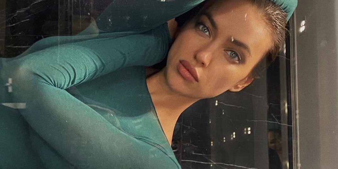 H Irina Shayk ποζάρει με σούπερ sexy φόρεμα και «ρίχνει» το Instagram (για ακόμα μια φορά!)