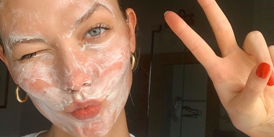 Η 5λεπτη βραδινή ρουτίνα ομορφιάς για να ξυπνήσεις ανανεωμένη στο φουλ