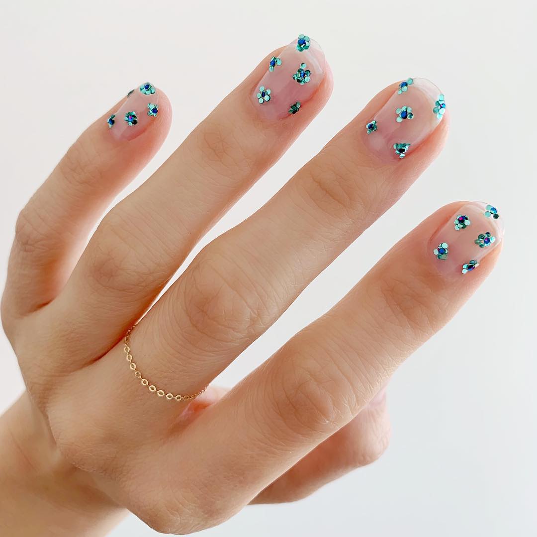 Τι και αν είναι φθινόπωρο; Τα floral manicure είναι παντού αυτή τη στιγμή!