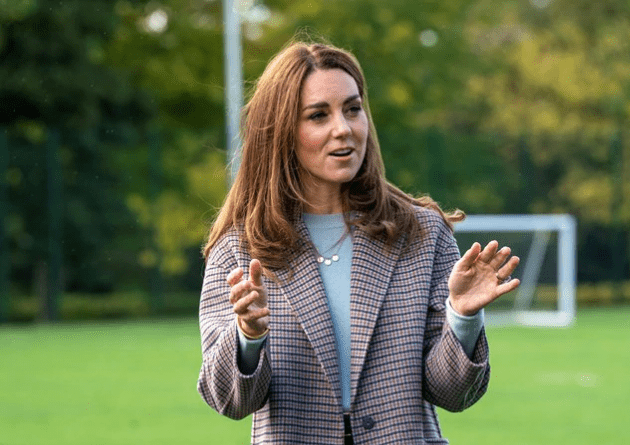 Η Kate Middleton στα καλύτερά της! Τι είναι το κασμιρένιο πουλόβερ και το καρό παλτό της;