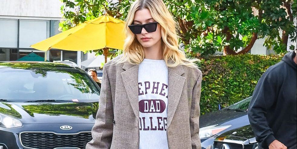 Αντιγράψαμε το λουκ της Hailey Bieber μόνο με οικονομικά κομμάτια