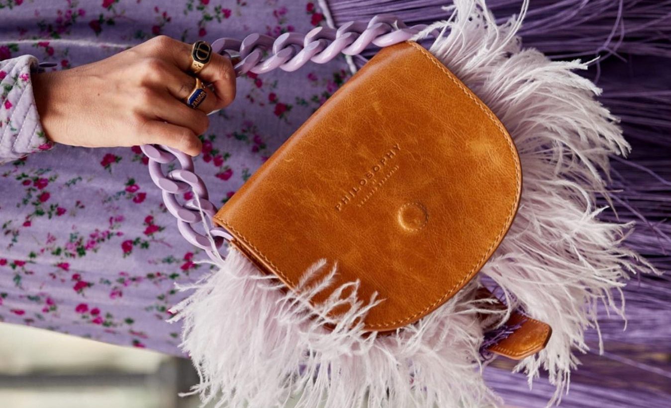 Αν δεν έχεις μια τσάντα με κρόσσια στα ράφια σου, μάλλον κάτι κάνεις λάθος φιλενάδα