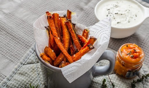 Βραδινές λιγούρες: 5 σνακ που επιτρέπεται να φας αργά τη νύχτα