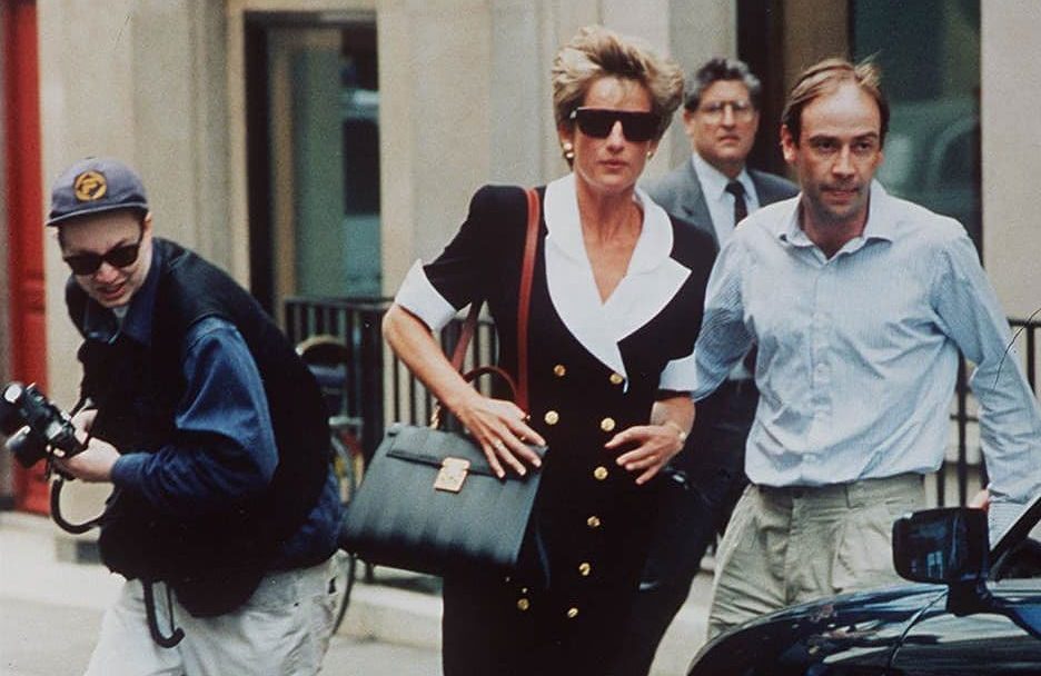 16+1 αξεπέραστα looks της Diana (έχουμε φάει κόλλημα με το "The Crown", φαίνεται;)