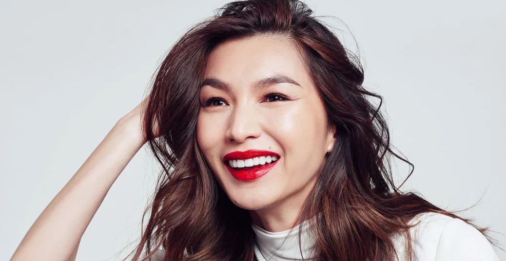 Gemma Chan: Η νέα μούσα της L’Oréal Paris είναι μια δυναμική φεμινίστρια