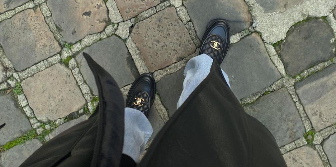 Τα Chanel flats που αγαπούν τώρα τα κορίτσια της μόδας