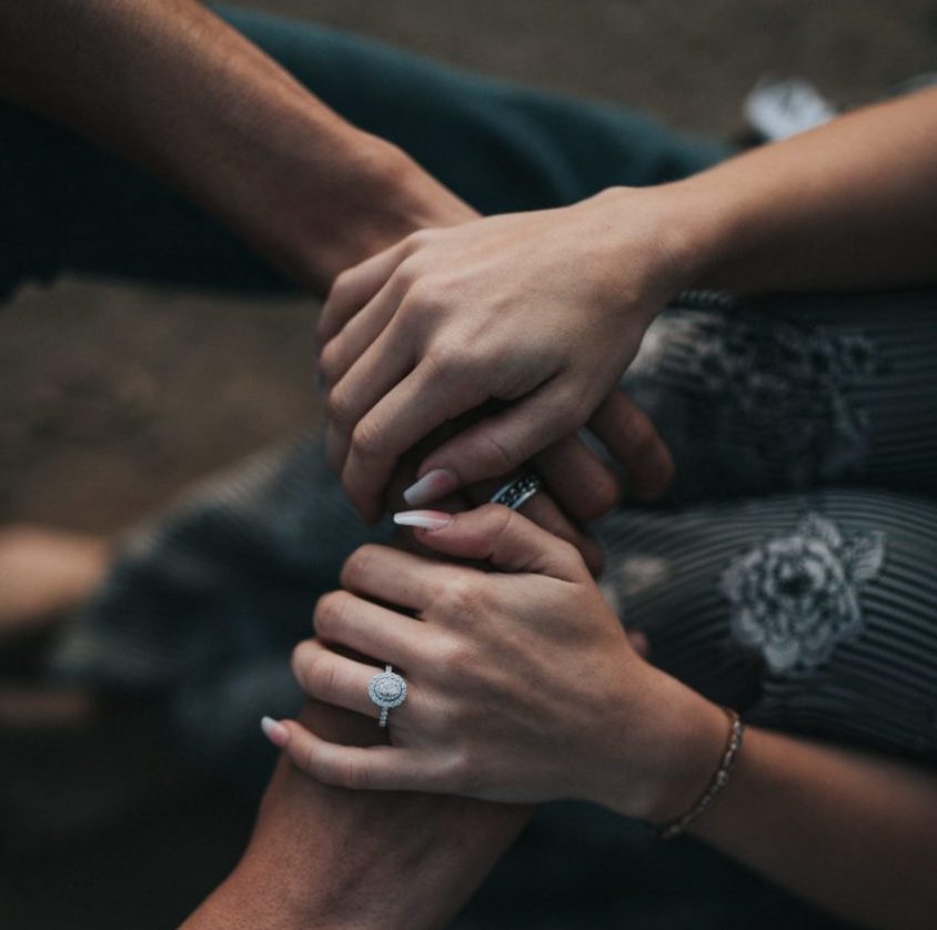 6 συμβουλές για όσους τους λείπουν οι αγκαλιές