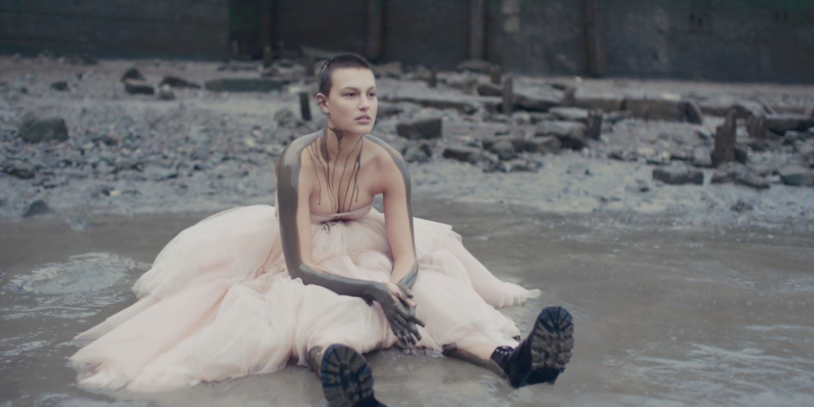 Alexander McQueen: H SS 2021 συλλογή επιστρέφει στο Λονδίνο